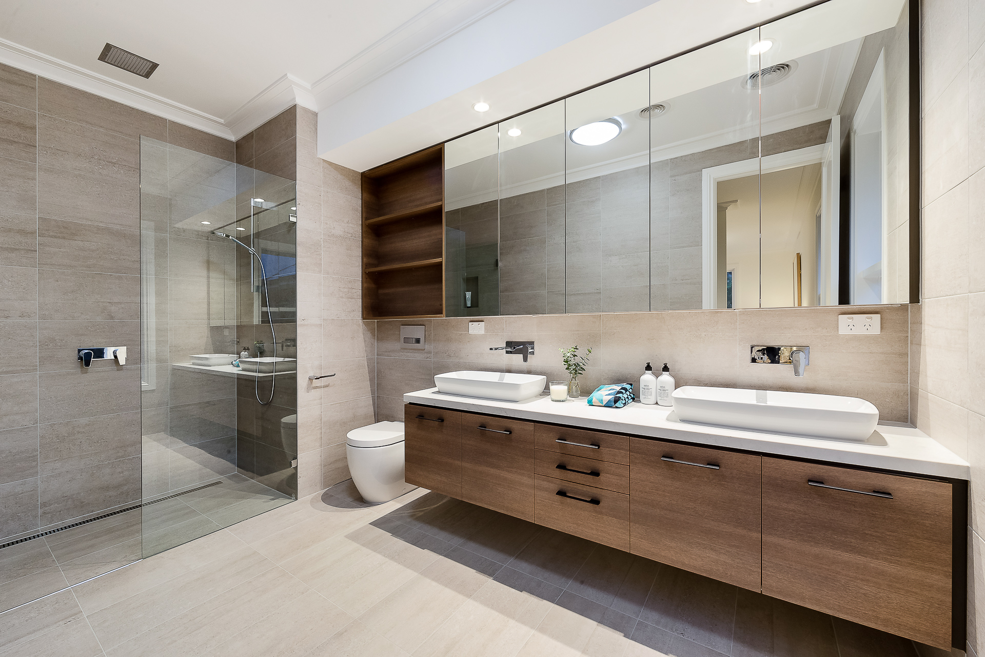 bathroom 2021 08 28 22 29 36 utc